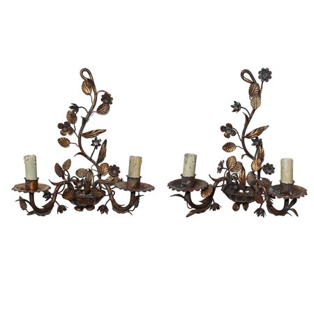 N°2 Appliques in lamellino dorato a foglie e fiori dorato a due luci