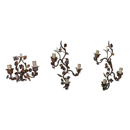 Coppia di applique a tre luci e applique a due luci in metallo dorato