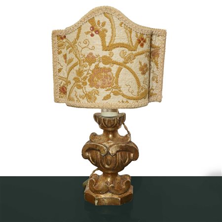 Piccolo lume in legno dorato con ventolina in tessuto, 19th century