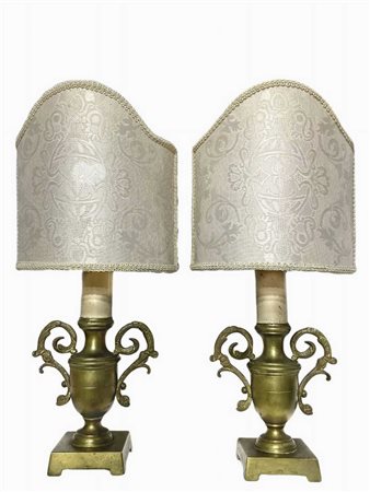 Coppia di piccoli lumi in bronzo dorato a forma di anfore, con ventole, 19th century