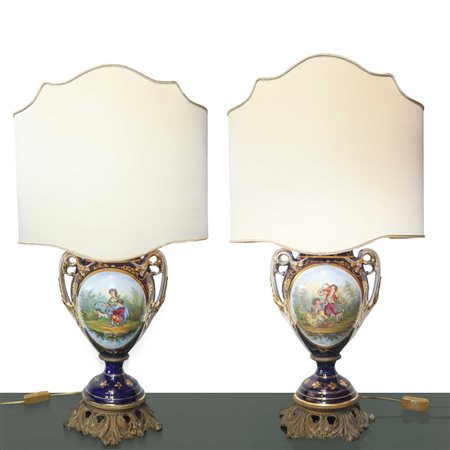 Coppia di lumi con vasi in porcellana dipinti con scene di genere e motivi floreali in porcellana blu stile Sevres, France 19th century