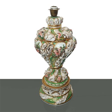 Capodimonte - Lume elettrificato nei toni del bianco e del verde con putti