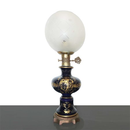 Lume in porcellana blu con raffigurazioni dorate, 20th century