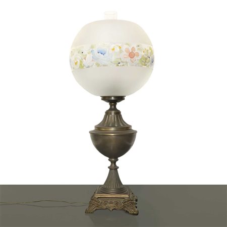 Lume a petrolio in metallo brunito con diffusore a palla con decoro floreale dipinto lungo il corpo centrale del diffusore