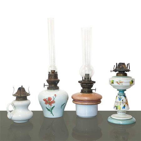 Set di 4 lampade ad olio con base in porcellana dipinta policroma