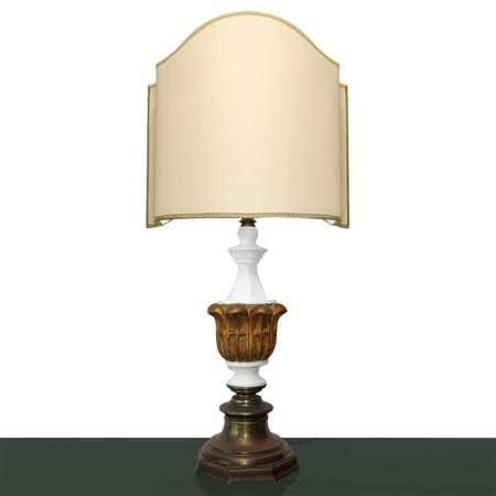 Lume a petrolio in porcellana bianca e legno