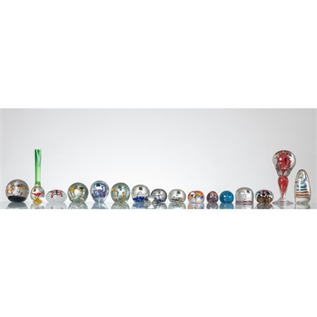 MAESTRI MURANESI, Collezione di 17 fermacarte in vetro