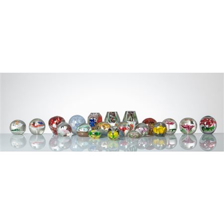 MAESTRI MURANESI, Collezione di 21 fermacarte in vetro