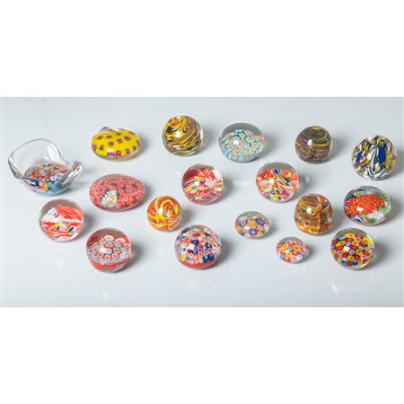 MAESTRI MURANESI, Collezione di 18 fermacarte in vetro