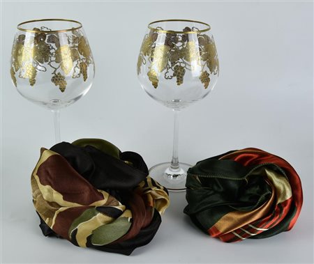 Coppia di calici in cristallo con decorazioni in oro zecchino, ciascuno con...