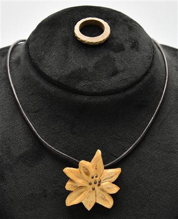 LOTTO DI DUE ACCESSORI IN LEGNO collana con cordino in pelle e pendente in...