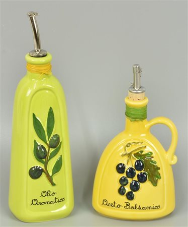 COPPIA DI CERAMICHE di bottiglie in ceramica, una per aceto balsamico con...
