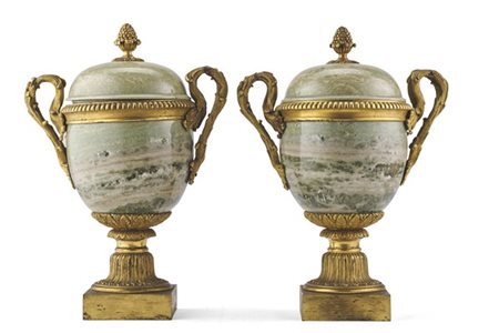 Coppia di vasi biansati con coperchio in marmo verde svedese con applicazioni i