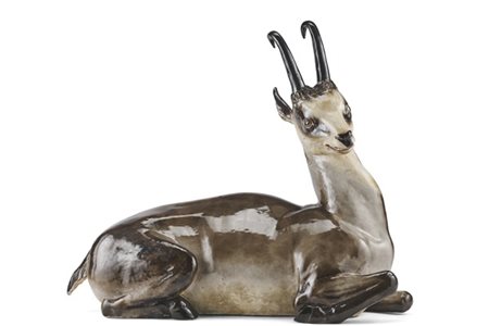 Manifattura di Meissen, secolo XIX. Grande figura di camoscio in porcellana dip