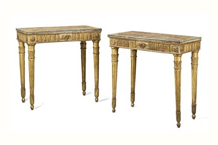 Coppia di console in legno intagliato e dorato, fascia scolpita a foglie d'acan