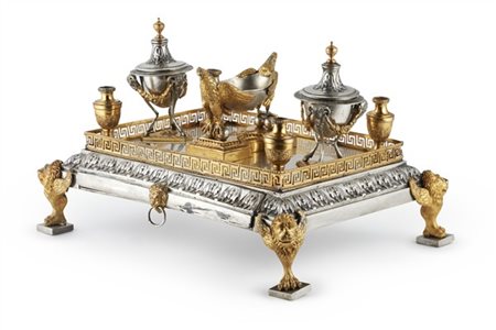 Calamaio in argento decorato con dettagli in bronzi dorati. Vassoio gradinato c