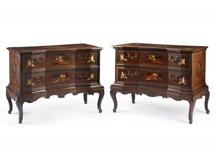 Coppia di cassettoni in noce con fronte di linea spezzata a due cassetti intarsiati