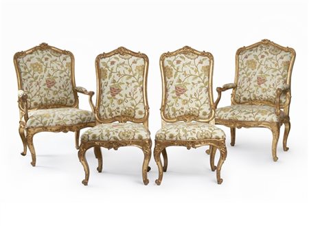Fornitura da salotto composta da due sedie e due poltrone in legno intagliato e