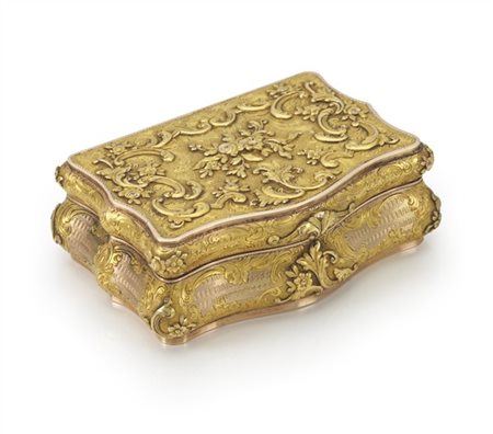 Snuff box di forma mossa in oro giallo e rosso cesellato e guilloché con decoro