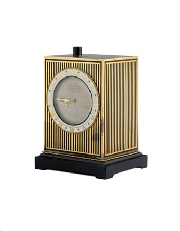 Cartier.
Pendoletta da viaggio di forma parallelepipeda in lamina d’oro e lacca