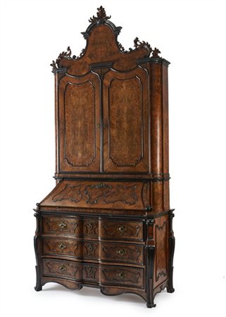 Trumeau lastronato in noce e radica di noce con parte superiore di forma sagoma