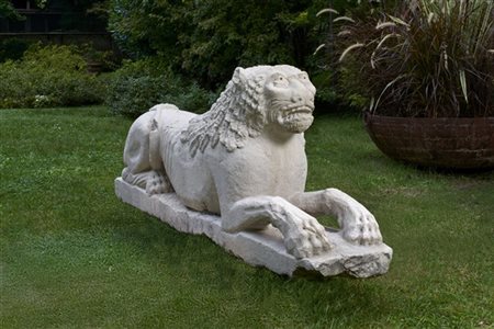 Artista del periodo romanico, secolo XIV-XVScultura monumentale di leone assis