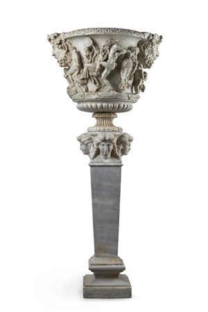 Vaso in marmo a cratere biansato, orlo estroflesso e ornato a ramages vegetali