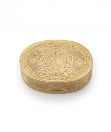 Snuff box di forma ovale in oro giallo cesellato con frecce e faretra entro ris