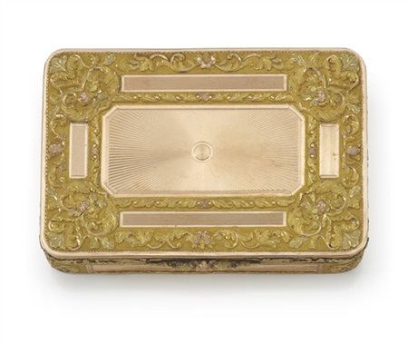 Snuff box rettangolare ad angoli arrotondati in oro rosso e giallo a girali flo