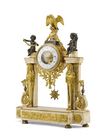 La Croix à Paris. 
Pendola a portico in marmo bianco e bronzo dorato e patinato