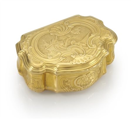 Louis Pannelier, Parigi, 1734. Snuff box a profilo mosso in oro giallo cesellat