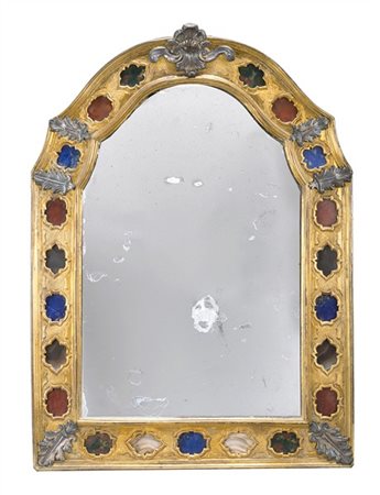 Specchiera con cornice di forma sagomata in bronzo dorato con inserti in pietre