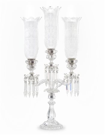 Manifattura di Baccarat, Francia. Candelabro a tre luci in cristallo con coppe