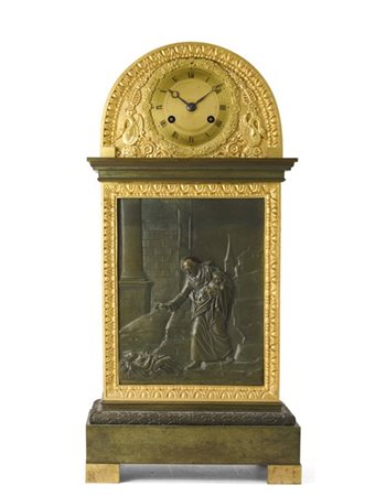 Orologio in bronzo dorato di forma arcuata con placca in bassorilievo a soggett