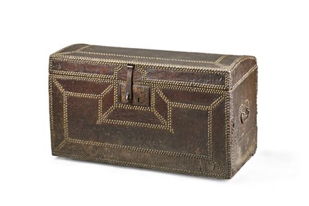 Cassone da viaggio in legno rivestito in cuoio decorato a borchiature, prese la