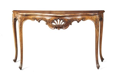 Console di forma sagomata in noce intagliato con decoro a volute fogliate e car