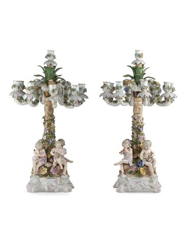 Manifattura del secolo XX. Coppia di candelabri a sette fiamme in porcellana di