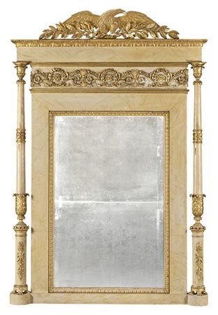 Caminiera in legno intagliato dipinto a finto marmo e dorato, cimasa sormontata