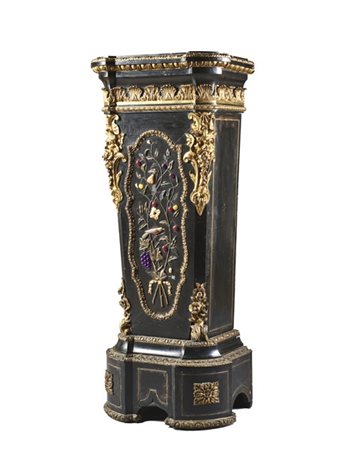 Piedistallo in legno ebanizzato con fronte decorato da composizione di rami fio