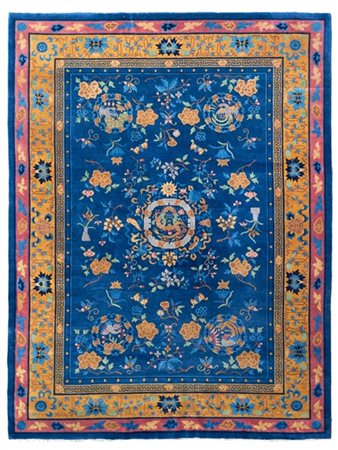 Tappeto Pekino, Cina, inizio secolo XX. Decoro con piccolo drago frontale al ce