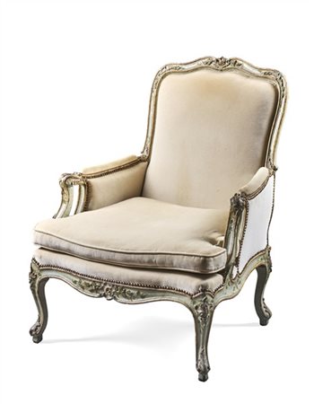 Bergère a doppio bracciolo di forma mossa in legno intagliato, laccato e dorato