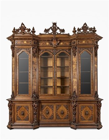 Importante libreria di forma sagomata con parte superiore a quattro ante a vetr