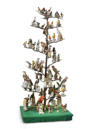 Albero in ferro battuto con rami decorati da circa ottanta tra uccelli esotici,