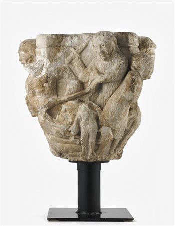 Arte del secolo XII-XIII. Capitello in marmo scolpito a figure religiose e guer