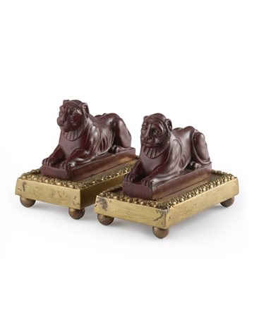 Arte dell'inizio del secolo XIX. "Leoni assisi" coppia di sculture in marmo ros