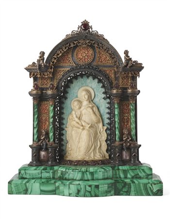 Altare da viaggio raffigurante Madonna con Bambino in osso scolpito su sfondo i