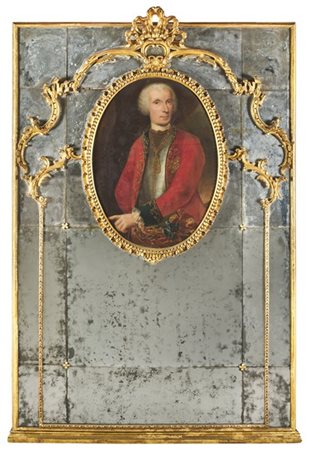 Caminiera a doppio ordine in legno intagliato e dorato a volute fogliate decora