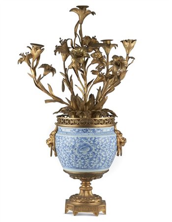 Lampada da tavolo a cinque luci a simulare un vaso di fiori con gigli, corpo in