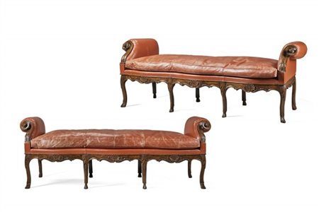 Coppia di panche in noce con sedute e braccioli intagliati a ricciolo e rivesti