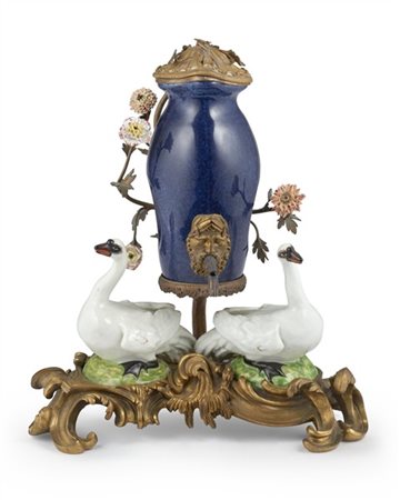 Fontana da tavolo in porcellana policroma e bronzo. Francia, in stile Luigi XV,